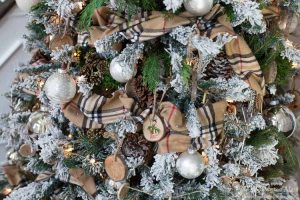 These gorgeous farmhouse style Christmas decor ideas are sure to make your home space look stunning and rustic this winter!