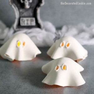 These easy Halloween decorations take 10 minutes or less! Have your home looking spooky in no time!